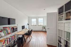 Traumhafte 3-Zimmer-Altbau-Dachgeschosswohnung mit Blick über die Stadt – Landhausstraße 57b, 70190 Kernerviertel, Stuttgart – Vorschaubild 4