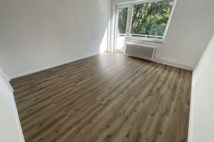 Frisch renovierte 3 Zimmer-Wohnung mit Balkon und modenisiertem Tageslichtbad mit Wanne – Eutiner Str. 20, 23554 Sankt Lorenz Nord, Lübeck – Vorschaubild 2