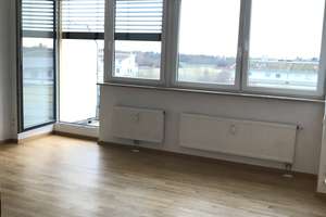 * 1 Zimmer * Wohnküche mit EBK * Bad mit Wanne * großer Balkon * Parkett * – Wasserburger Landstr. 8, 81825 Gartenstadt Trudering, München – Vorschaubild 1