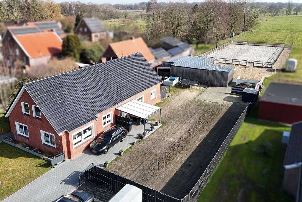 Immobilie in Weener - Zwei Häuser - ein Reitplatz - viel Grundstück - Ihre Chance - Bild 3