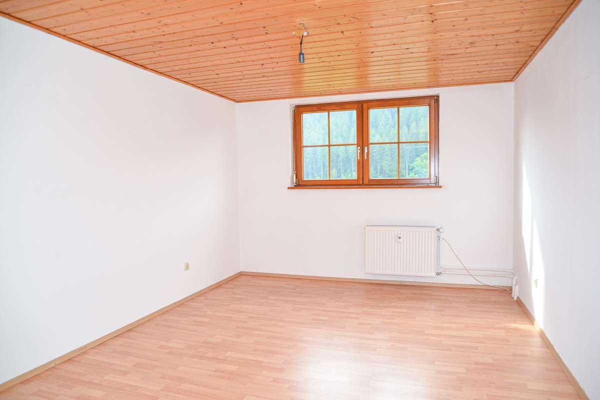 Immobilie in Enzklösterle - Mehrgenerationenhaus, Ferienwohnungen, ruhige Lage, sehr guter Zustand, neue Heizung, PV, Garagen - Bild 14