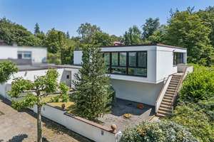 Ein Ort von Ruhe, Licht und Architektur – Bauhaus-Residenz mit privatem Waldidyll