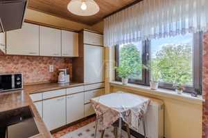 Familienfreundliches Mehrgenerationenhaus mit großem Garten, Doppelcarport & viel Potential! – Hochtaunuskreis – Vorschaubild 5