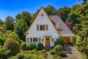 Charmanter Altbau mit Potenzial in Bestlage