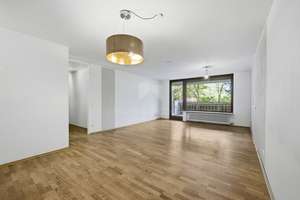 Fünf Zimmer voller Möglichkeiten – Wohnen mit Balkon und Blick ins Grüne – Die vollständige Adresse der Immobilie erhältst du vom Anbieter., 81669 Ramersdorf, München – Vorschaubild 1