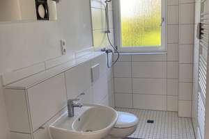 Modernes Badezimmer mit bodengleicher Dusche // EG links – Schlehenweg 1, 38440 Laagberg, Wolfsburg – Vorschaubild 3