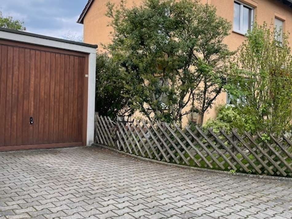 Blick zur Garageneinfahrt und 