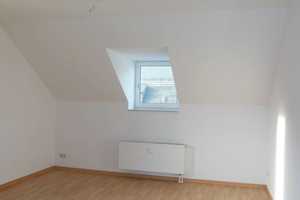 Toller Balkon an der Küche - Laminat - Tageslichtbad mit Badewanne – Frankenberger Straße 202, 9131 Chemnitz – Vorschaubild 5