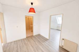 Gut geschnittene und bezugsfreie 2-Zimmer-Dachgeschossswohnung mit Balkon in Oldenburg/Eversten – Die vollständige Adresse der Immobilie erhältst du vom Anbieter., 26131 Eversten, Oldenburg (Oldenburg) – Vorschaubild 3