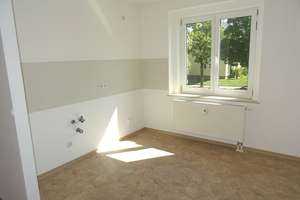 Sehr schöne 2-Raum-Whg (ca. 60 m²) mit Fensterbad, W-Balkon und Stellplatz – Sachsenring 23, 9127 Gablenz, Chemnitz – Vorschaubild 11
