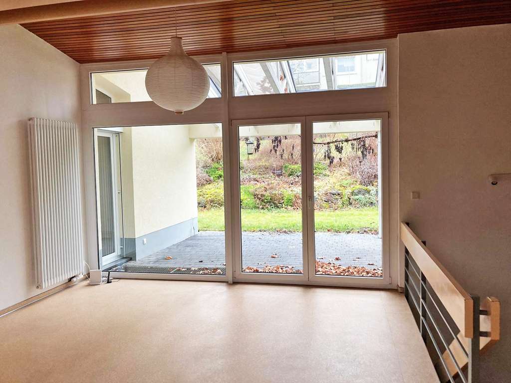 Immobilie in Bad Endbach - Geräumiges Einfamilienhaus mit großer Terrasse und überdachter Pergola! - Bild 2