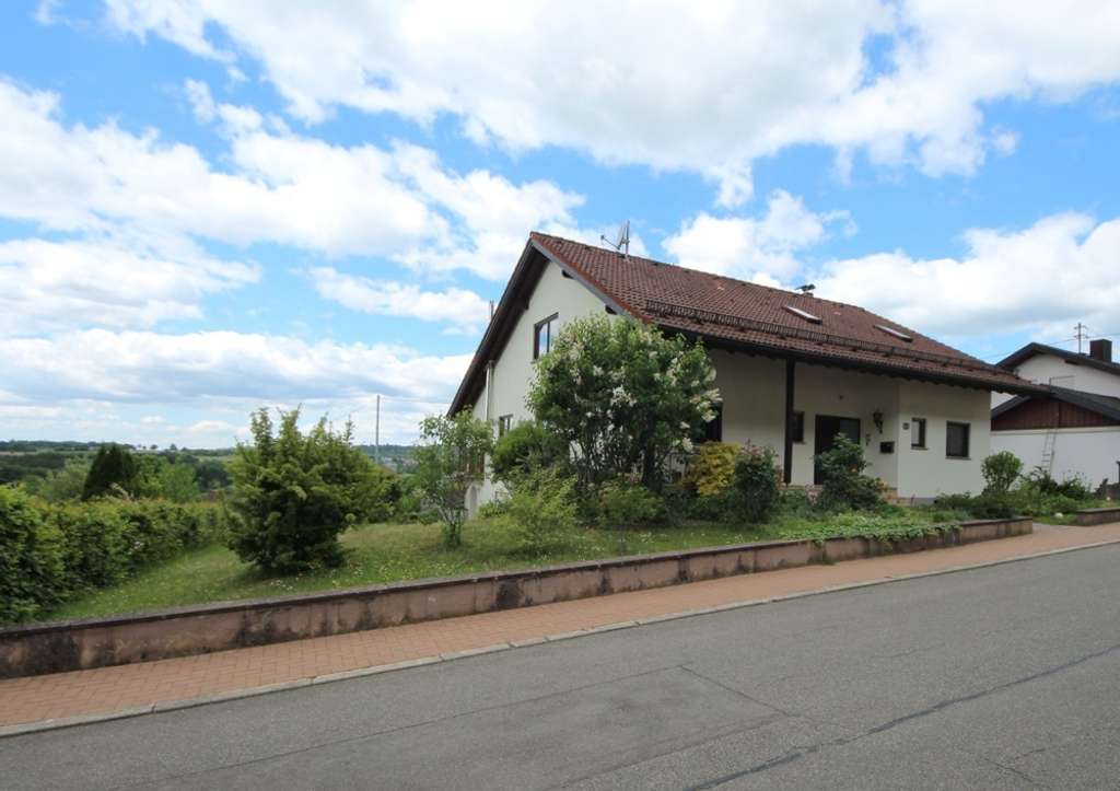 Immobilie in Limbach - Attraktives Wohnhaus mit viel Platz und überdachtem Schwimmbad ... - Bild 2