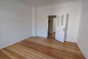 Erstbezug nach Kernsanierung: Helle 3-Zimmer-Altbauwohnung mit großer Wohnküche & 2 Balkonen – Vinetaplatz 1, 24143 Gaarden-Ost, Kiel – Vorschaubild 2