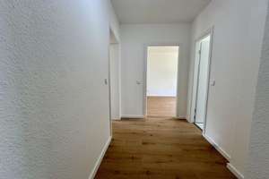 Einziehen und wohlfühlen ! Ideale, geräumige 2-Zimmer-Wohnung mit Balkon, Einbauküche und Stellplatz – Hauberrisserstraße 25, 65189 Südost, Wiesbaden – Vorschaubild 4