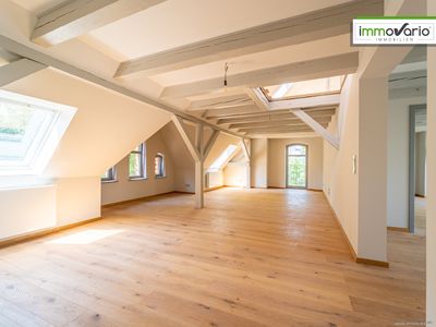Wohnen im historischen Gebäude – Geräumige 3-Raum-Wohnung mit Tageslichtbad, Dusche und Balkon