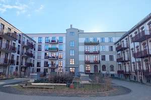 EBK, Balkon, Parkett, TG: sanierter Altbau im Erstbezug!