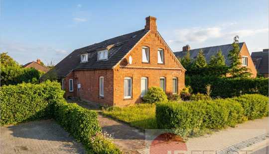 Bild von Wohnhaus + Garage | 3 Wohnungen für Familie, WG, Wohnen/Arbeit, Vermietung oder Umbau in großes EFH