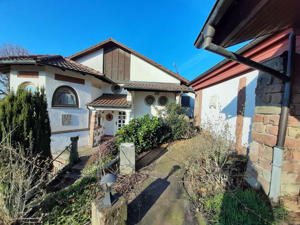 Immobilie in Ottersweier - Traumaussicht in die Rheinebene - Einfamilienhaus mit Einliegerwohnung und Ausbaupotenzial - Bild 2