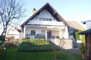 Modernisiertes 1- bis 2-Familienhaus mit Kamin und großem Garten – Die vollständige Adresse der Immobilie erhältst du vom Anbieter., 61130 Nidderau – Vorschaubild 1