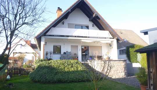 Bild von Modernisiertes 1- bis 2-Familienhaus mit Kamin und großem Garten