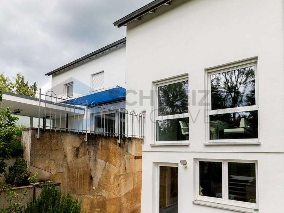 Garteseite mit Terrasse Einlie