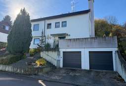 Vorderansicht mit Doppelgarage