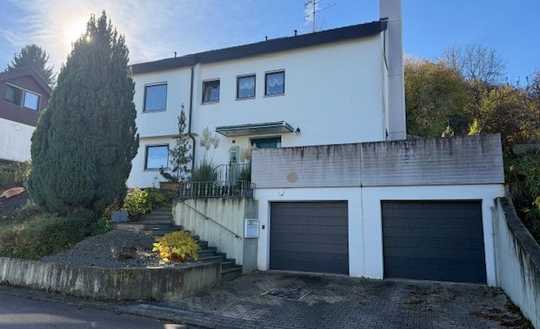 Großzügig u. komfortabel! Gepfl. EFH m. 5,3 Ar Grdst., Einliegerwhg. u. Doppelgarage in reizv. Lage!