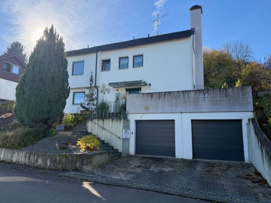 Vorderansicht mit Doppelgarage