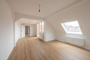 Erstbezug: Lichtdurchflutete Dachgeschoss-Wohnung mit Terrasse, moderner Ausstattung und in Top-Lage – Bismarckstraße 61a, 13585 Spandau (Ortsteil), Berlin – Vorschaubild 2