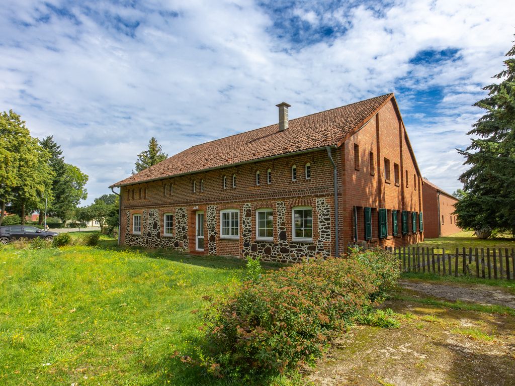 Bauernhaus mit Einliegerwohnung, großer Scheune und Stallgebäude in Lüblow