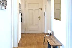 Schöne, helle 3-Zimmer-Altbauwohnung mit Wohnküche und Balkon am Pasinger Stadtpark! – Engelbertstraße 2, 81241 Pasing, München – Vorschaubild 3