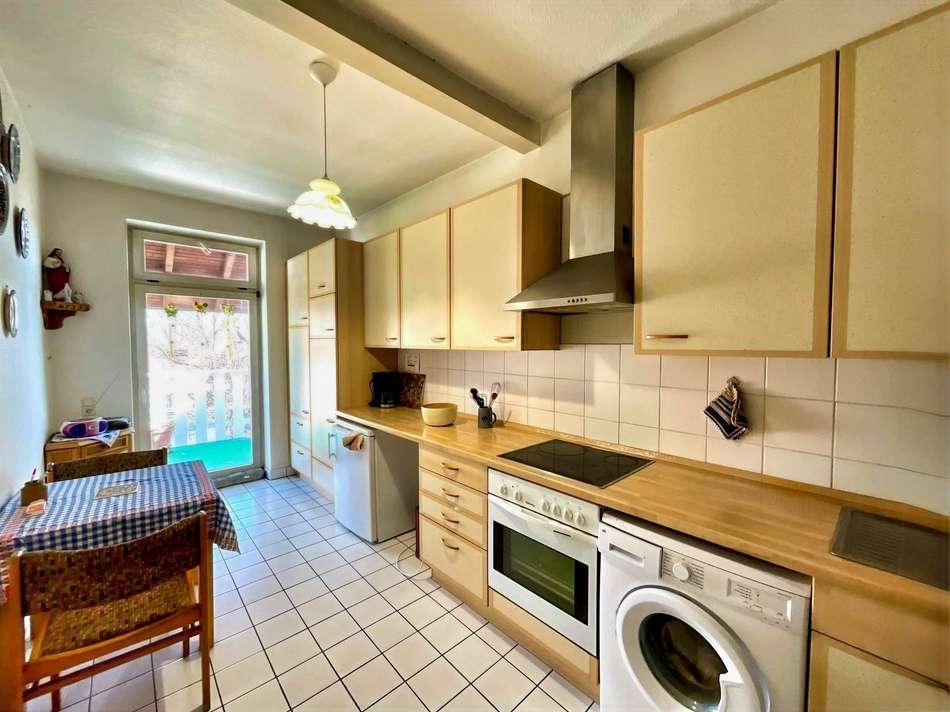 Einbauküche mit Zugang zum Ba