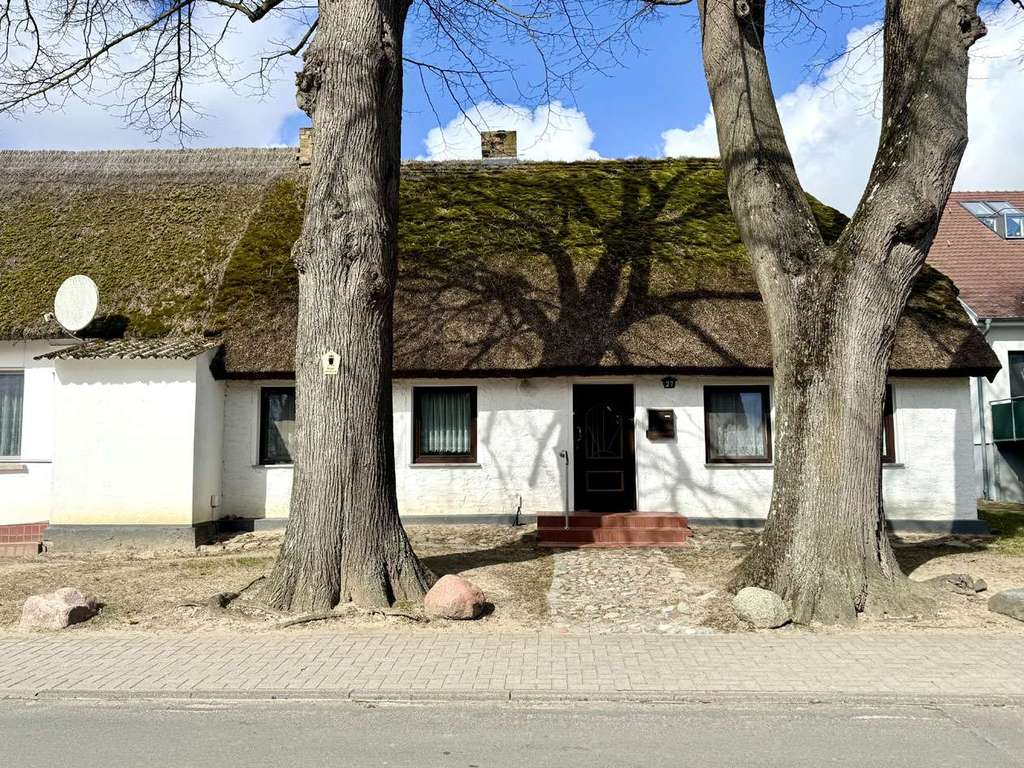 Immobilie in Mönchgut - Reetgedecktes Zweifamilienhaus mit historischem Flair in einzigartiger Naturkulisse - Bild 4