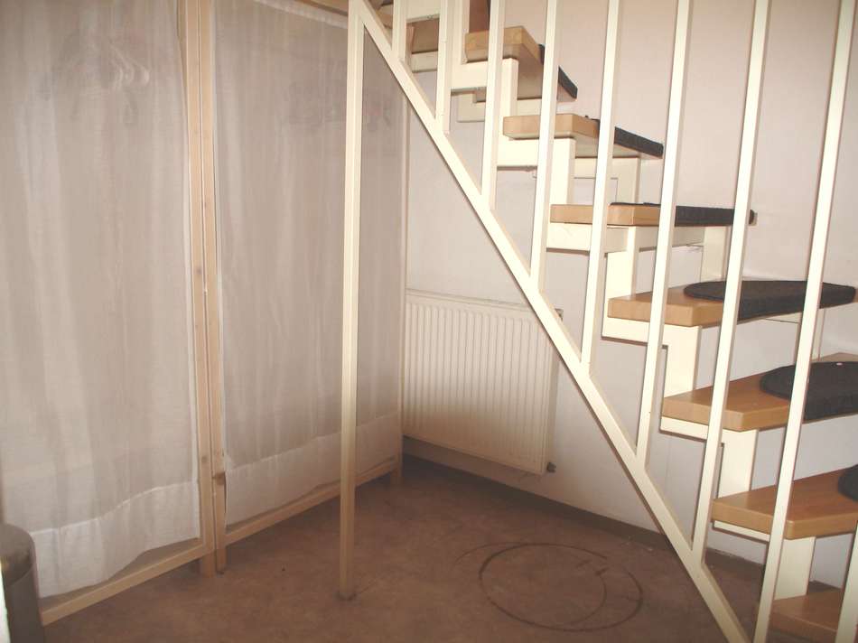 Treppe ins UG mit Stauraum