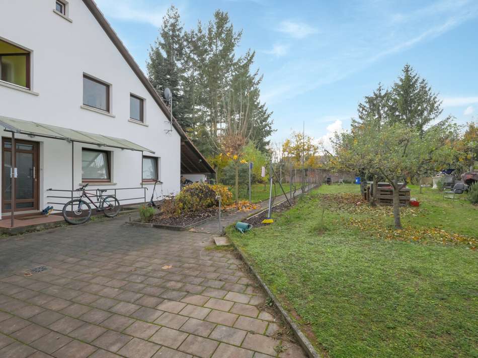 Nebengebäude und Garten - link