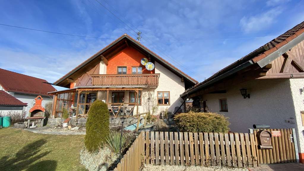 Immobilie in Aletshausen - Großes Zweifamilienhaus mit Einliegerwohnung in ruhiger Lage von Aletshausen  - Bild 0