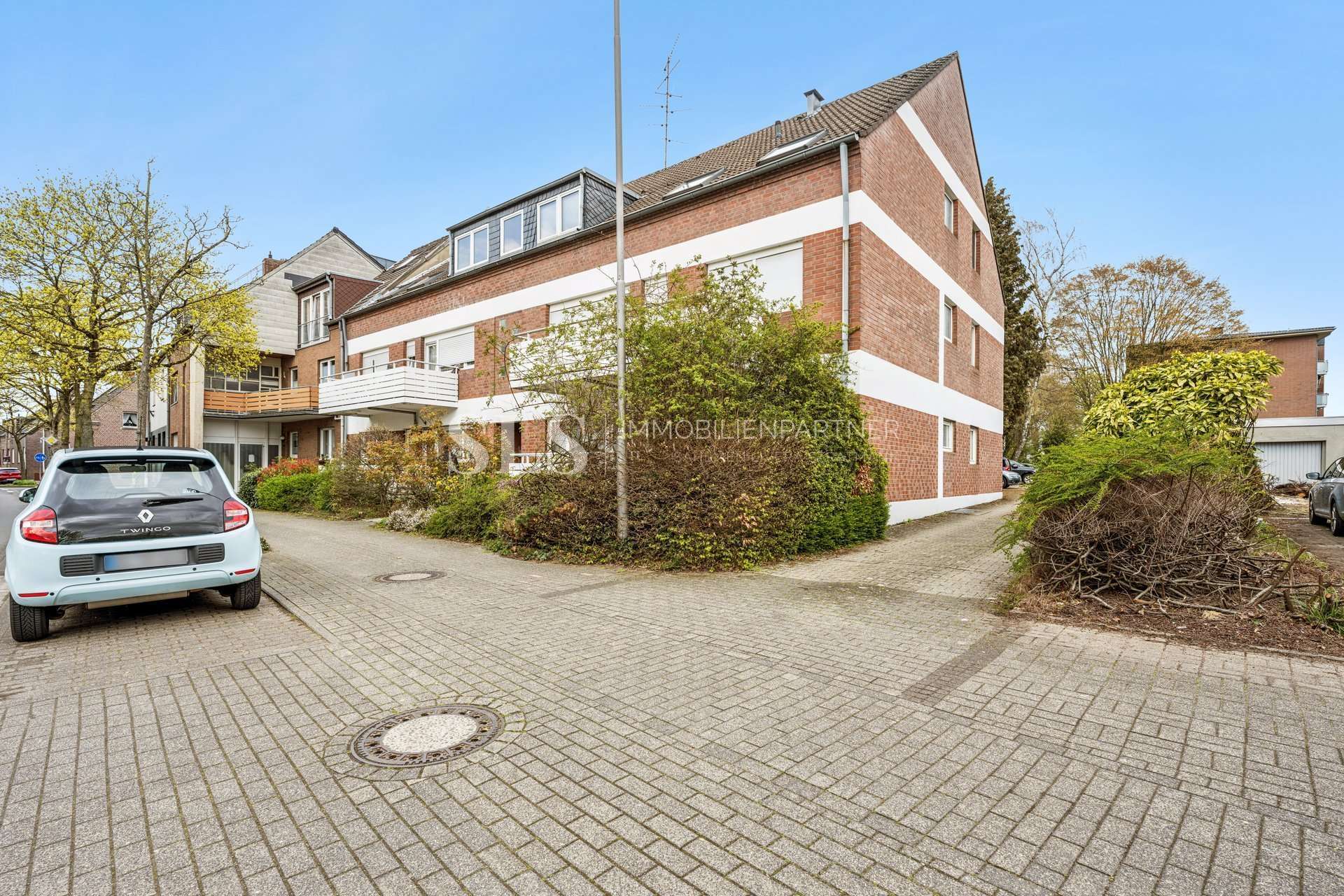 Renovierungsprojekt: Gemütliche 2-Zimmer Dachgeschosswohnung in Willich Schiefbahn, Viersen Kreis – Bild 1