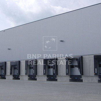 Moderner Neubau einer Logistikhalle an der A8