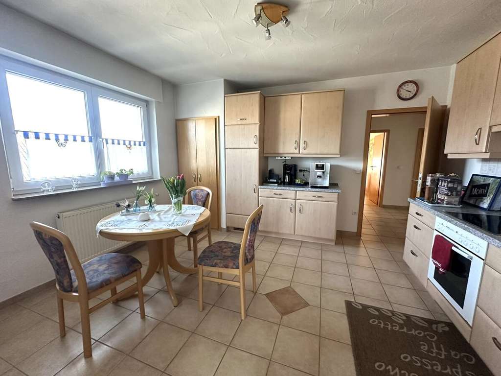 Immobilie in Großostheim - Attraktives Zweifamilienhaus mit großem Grundstück, Balkon und Doppelgarage - Bild 4