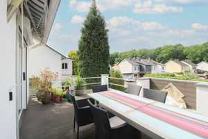 Charmante Doppelhaushälfte mit zwei Einheiten, Garten und Dachterrasse in einwandfreiem Zustand