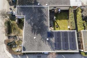 Renovierter Bungalow mit Photovoltaik, ruhige Lage, in 2 Einheiten teilbar – Die vollständige Adresse der Immobilie erhältst du vom Anbieter., 80935 Lerchenau-Ost, München – Vorschaubild 1