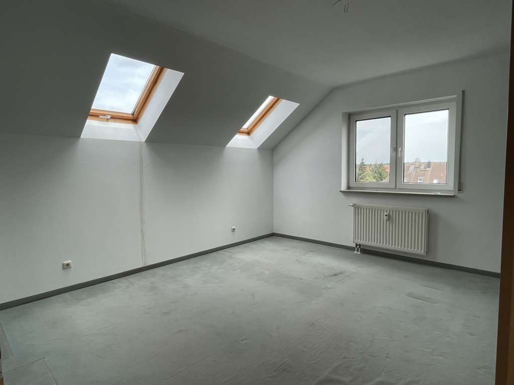 Immobilie in Naunhof - TOP BEZUGSFREI, Lichtdurchflutete 2-Raum-Dachgeschosswohnung inkl. 2 TG Stellplätze zu verkaufen! - Bild 2