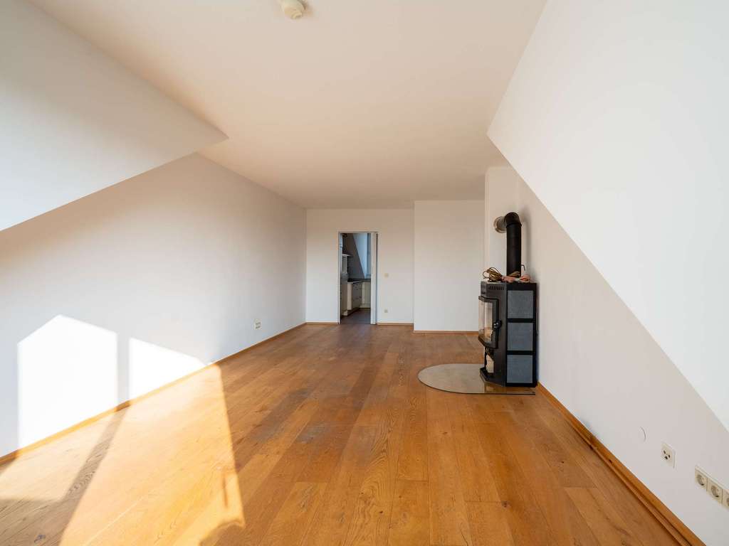 Immobilie in Höhenkirchen-Siegertsbrunn - Lichtdurchflutete 3-Zimmer-Dachgeschosswohnung mit Balkon in ruhiger Lage - Bild 2