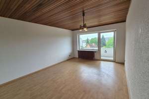 Gut geschnittene Dreizimmerwohnung mit Balkon, Keller- und Bodenraum. Fahrstuhl im Haus