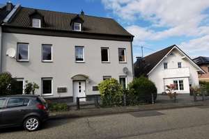 Provisionsfrei! Zwei Häuser mit 4 Garagen auf einem Grundstück zentral gelegen in Asbach (Neuwied) – Die vollständige Adresse der Immobilie erhältst du vom Anbieter., 53567 Asbach – Vorschaubild 2
