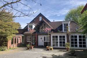 Eigenständiges Architekten-Atelierhaus mit Atriumgarten 