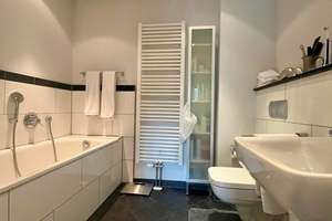 Barrierefreie Wohnung in Köln-Worringen in hist. Hofanlage! Terr., Pk, Wa-Bad m. Dusche,  Stellpl. – St-Tönnis-Straße 40e, 50769 Worringen, Köln – Vorschaubild 10