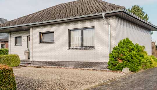 Bild von Charmanter Winkelbungalow mit großem Garten, Terrasse und Garage in Papenburg