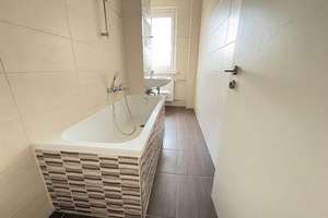 modern sanierte 3-Raum-Wohnung mit Balkon mit Südausrichtung – Goetheweg 1, 6406 Bernburg (Saale) – Vorschaubild 2