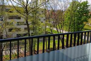 Ruhige und zentrale Wohnung mit großem Balkon und hübschem Bad!